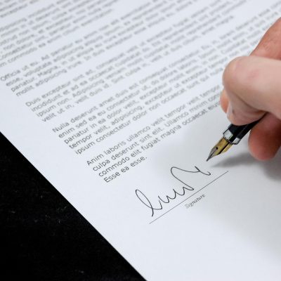 学校通合规编辑周砚在办公桌前整理版权投诉邮件与来源清单，手边是一叠打印的公开说明页面