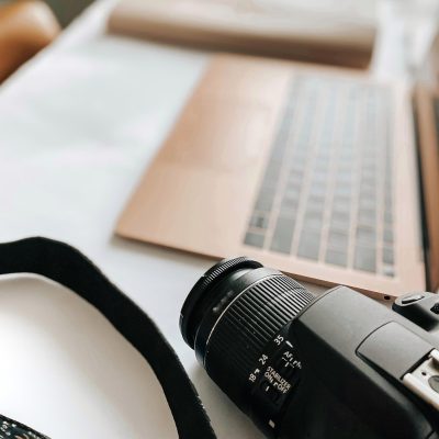 学校通流程解析编辑苏未晞在电脑前逐条比对通知与审批界面，屏幕旁贴着写有排查顺序的便签，桌面整洁